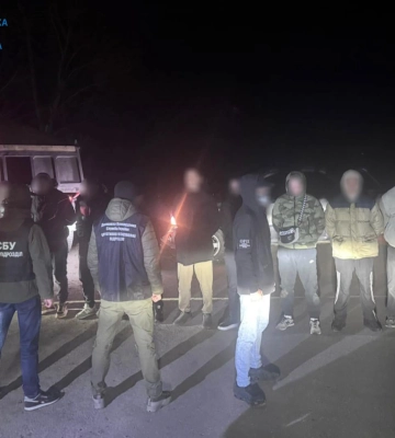 Трансфер на $100 000: на Закарпатті у вантажівці з піском виявили 13 чоловіків (ВІДЕО)