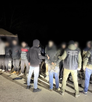 На Закарпатті 13 чоловіків намагалися перетнути кордон у «КАМАЗі», сховавшись під шаром піску
