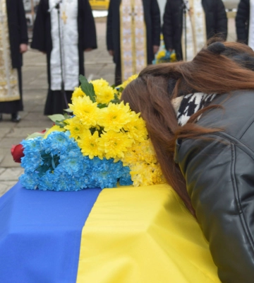 Верховина на колінах і зі сльозами на очах прощалася з Юрієм Соколом: фоторепортаж