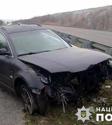 На Полтавщині водій автомобіля Volkswagen Passat в'їхав у відбійник: постраждали троє людей, серед них дитина