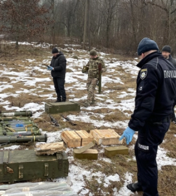 На Чернігівщині виявили близько тонни зброї та боєприпасів