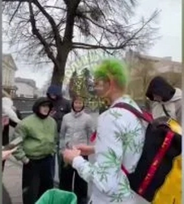 У центрі Луцька посеред вулиці постригли юнака (ВІДЕО)