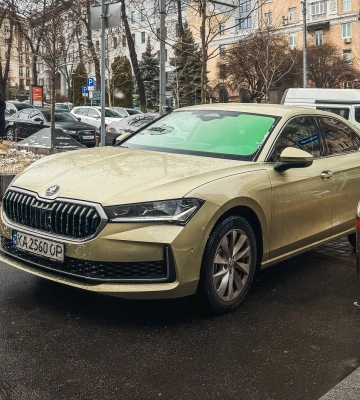 Новый флагман: в Киеве засветилась Skoda Superb 2025 