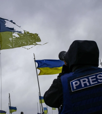Неподалік Вовчанська росіяни дроном атакували журналістів ТСН: поранено оператора