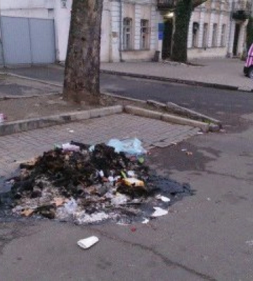 З початку року в Миколаєві невідомі спалили 7 сміттєвих баків на майже 48 тис. грн
