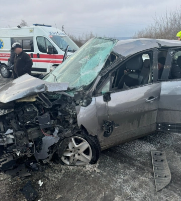 На Львівщині внаслідок зіткнення вантажівки легковика постраждали три жінки та дівчина. ФОТО