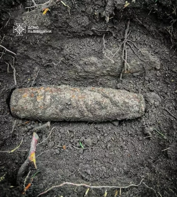 На Львівщині чоловік знайшов артилерійський снаряд біля власного будинку