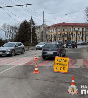 У Тернополі легковик просто з пішохідного переход відправив до шпиталю двох дівчат
