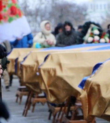 У Полтаві попрощалися із двома родинами, які загинули внаслідок російського обстрілу