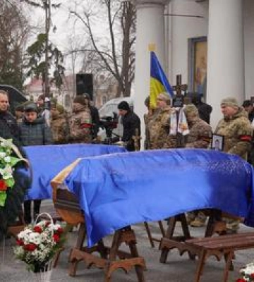 У Полтаві попрощались одразу з двома родинами, які загинули від російської ракети