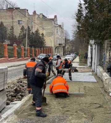 На вулиці Драгоманова у Львові ремонтують тротуар