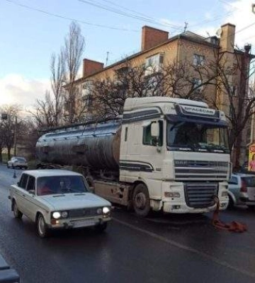 На жвавій вулиці в Миколаєві зламався тягач, спричинивши затор
