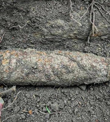 На Львівщині чоловік знайшов артилерійський снаряд біля власного будинку