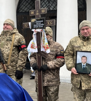 У Полтаві попрощалися із двома родинами, які загинули внаслідок російського обстрілу