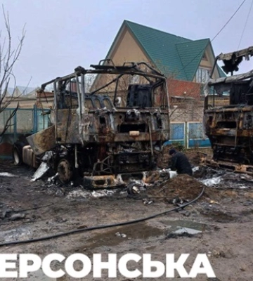 Росіяни вдарили по Зеленівці на Херсонщині - знищені вантажівки, пошкоджені будинки