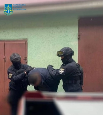 У Чернівцях чоловіка засуджено за шантажування жінки та вимагання грошей, - прокуратура