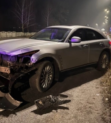 На Рівненщині водій "Infiniti" врізався у відбійник
