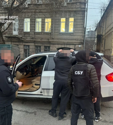 Адвокат из Днепра за взятки помогал мужчинам избежать мобилизации