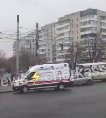 Автобус і автомобіль зіштовхнулися в Черкасах: на місці працюють медики