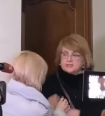 Вбивство підлітка на фунікулері: мати підозрюваного вдарила журналістку у залі суду, поліція встановлює обставини
