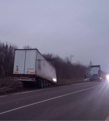 На Рівненщині від вантажівки відчепився напівпричіп та відлетів у кювет