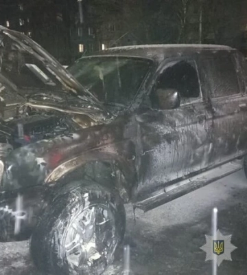 На Дніпропетровщині невідомі підпалили військову автівку