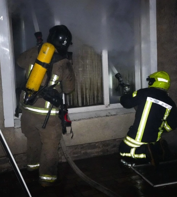 40 вогнеборців гасили пожежу на Одещині: у палаючій будівлі були розташовані аптека, кафе і магазин (фото, відео)