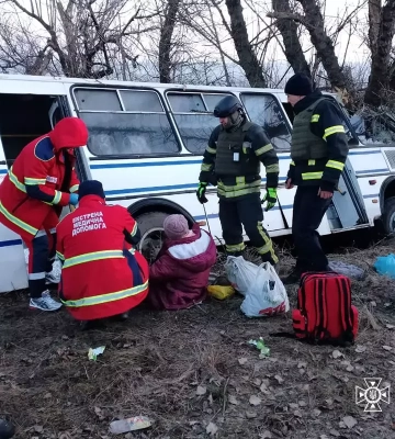 Автобус в’їхав у дерево: на Дніпропетровщині у ДТП постраждали 14 людей