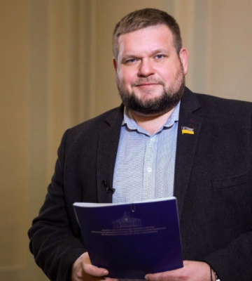 Депутат провел древний ритуал от злых духов в антикоррупционном суде