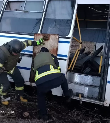 Автобус в’їхав у дерево: на Дніпропетровщині у ДТП постраждали 14 людей