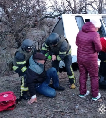 Автобус в’їхав у дерево: на Дніпропетровщині у ДТП постраждали 14 людей