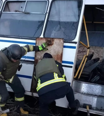 Автобус в’їхав у дерево: на Дніпропетровщині у ДТП постраждали 14 людей
