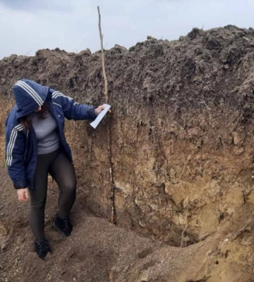 На Прикарпатті у селі Блюдники з’явилося двометрове провалля (ФОТО)
