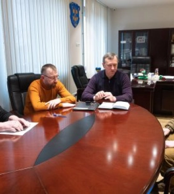 Подяку та прапор 33-ї окремої механізованої бригади громаді Ужгорода передав заступник командира