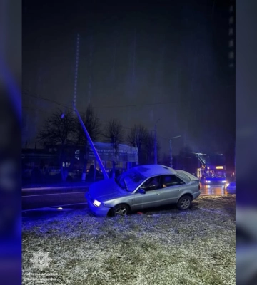 У Франківську водій напідпитку “залетів” на кільце та зніс вуличний ліхтар (ВІДЕО, ФОТО)