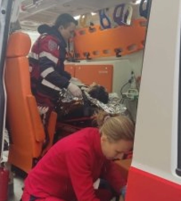 На Рахівщині медики швидкої рятували життя жінки з порізаною шиєю