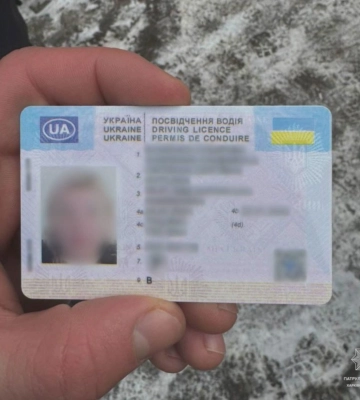 У Харкові патрульні зупинили водійку за порушення: виявилося, що за два дні до цього вона купила права в інтернеті