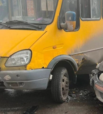 У Кропивницькому сталася ДТП за участі маршрутки та легковика