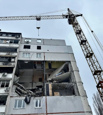У Харкові відновлюють будинок, що постраждав від артилерійського удару 