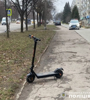 У Львові нетверезий молодик на самокаті збив на тротуарі стареньку жінку