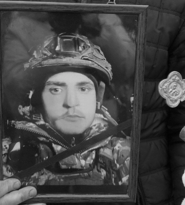 На Рівненщині в останню дорогу провели трьох воїнів