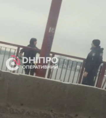 Склала речі та перелізла за огорожу: у Дніпрі жінка намагалась пригнути з моста