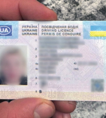 У Харкові патрульні зупинили водійку за порушення: виявилося, що за два дні до цього вона купила права в інтернеті