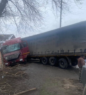 У Черкаській області вантажівка в’їхала у паркан (ФОТО)