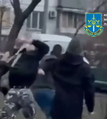У Києві підлітки в масках побили хлопця ланцюгом та відібрали телефон: поліція проводить перевірку