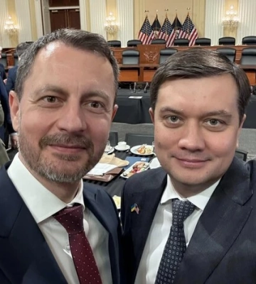 Зеленський дорікнув політикам, які масово поїхали на Молитовний сніданок у Вашингтон Зеленський дорікнув політикам, які масово поїхали на Молитовний сніданок у Вашингтон