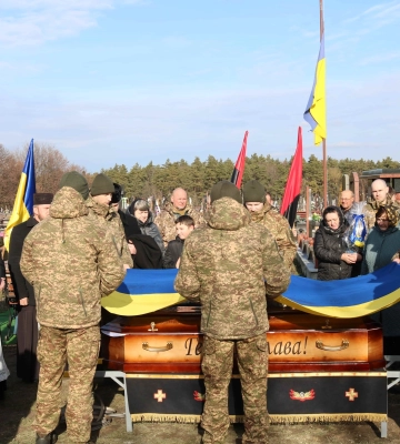 На Рівненщині в останню дорогу провели трьох воїнів