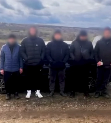 Застрягли у багнюці й проблемах: на Одещині затримали «горе-втікачів»