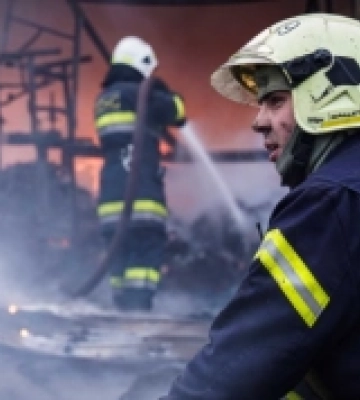 На Київщині ліквідували масштабну пожежу в центрі управління відходами
