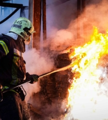 На Київщині ліквідували масштабну пожежу у центрі управління відходами